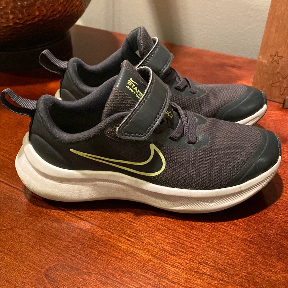 Boys Nike tennis Shoes